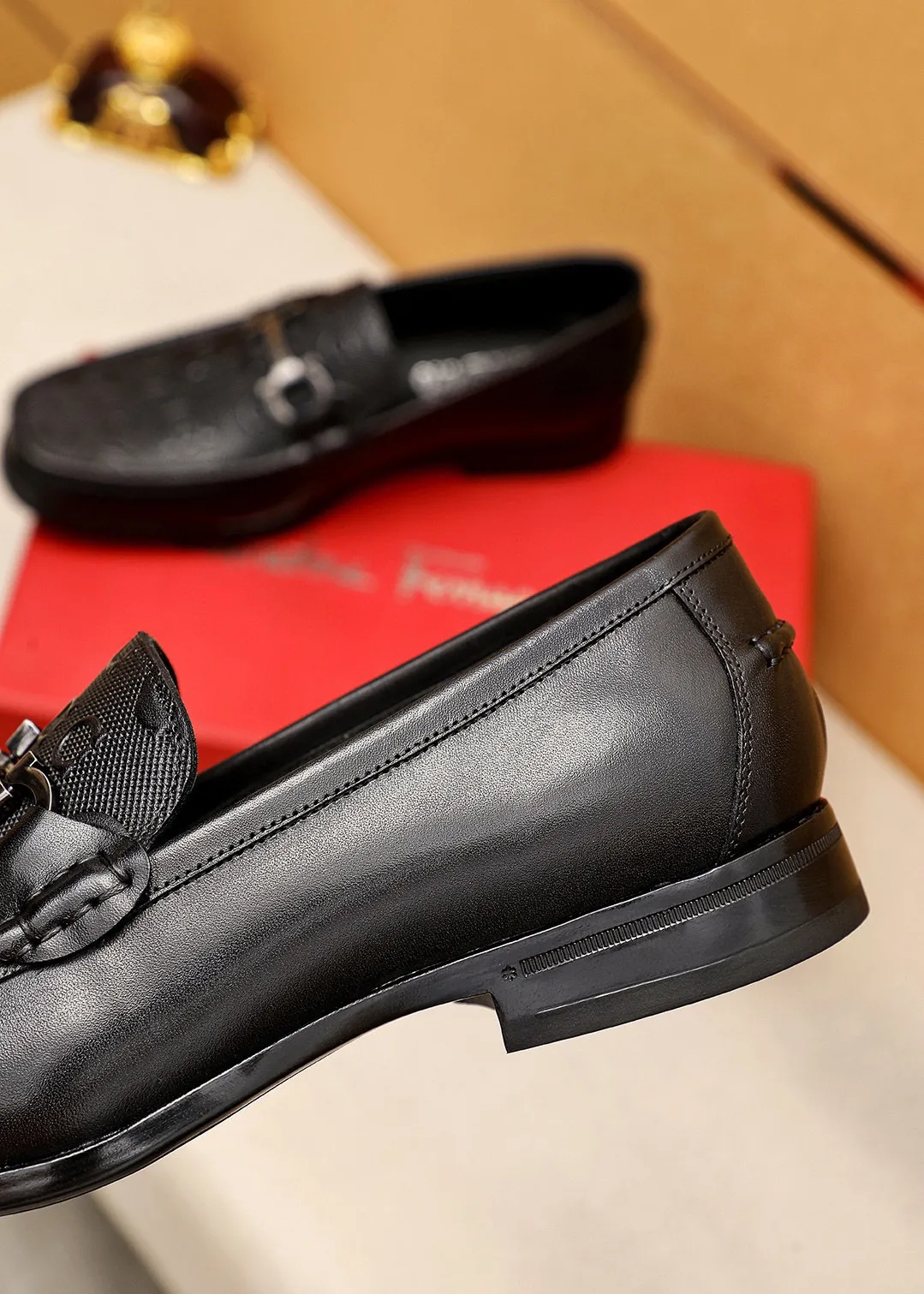 Men's shoes 💰460 💐 Product trademark: Ferragamo "Ferragamo" casual leather shoes Regular size: 38-44 (45.46🉑️customized) Product materials: Selected imported first-layer calfskin embossed upper + luxury hardware buckle, imported water-dyed cow leather lining. Strong three-dimensional visual effect, original rubber outsole Color: 1⃣️color optional